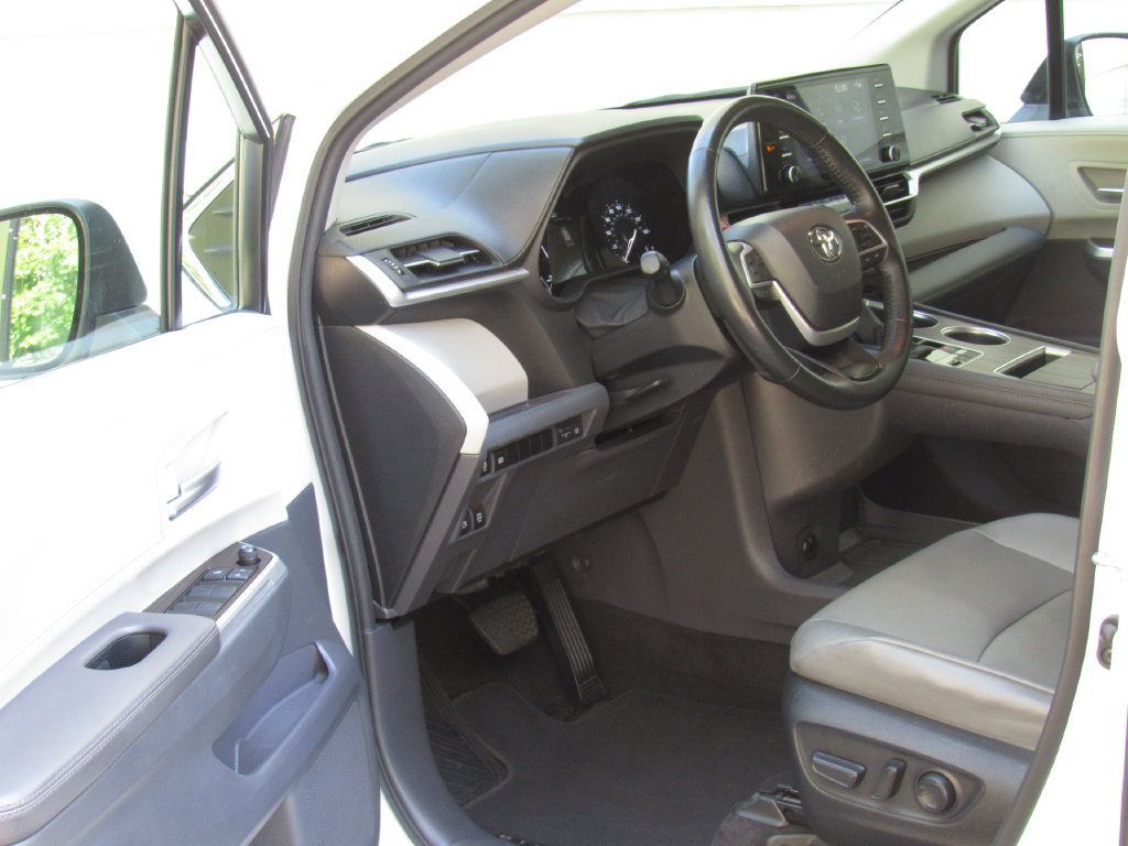 Certified 2024 Toyota Sienna XLE FWD image 9