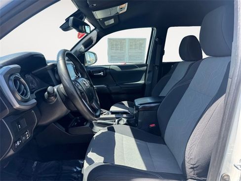 Used 2022 Toyota Tacoma TRD Sport image 9