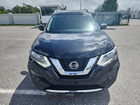 Used 2018 Nissan Rogue SV image 2