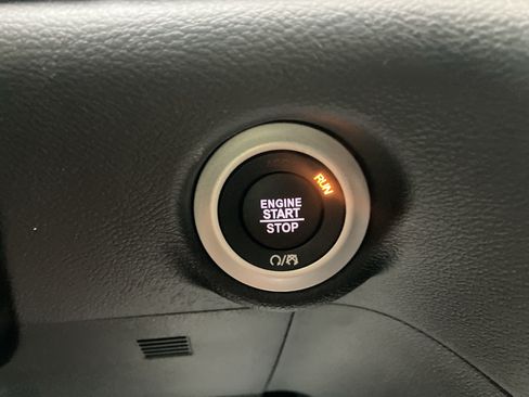 Used 2025 Chrysler Pacifica Select FWD image 28