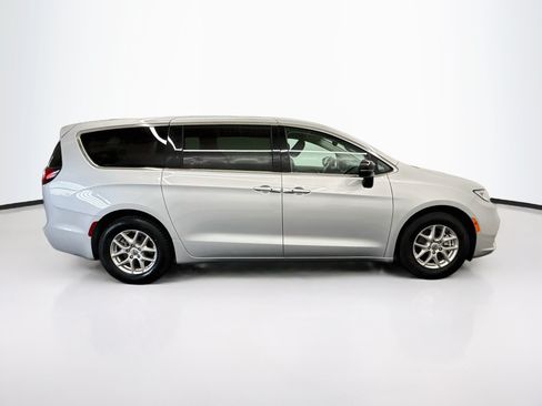 Used 2024 Chrysler Pacifica Touring-L FWD image 10