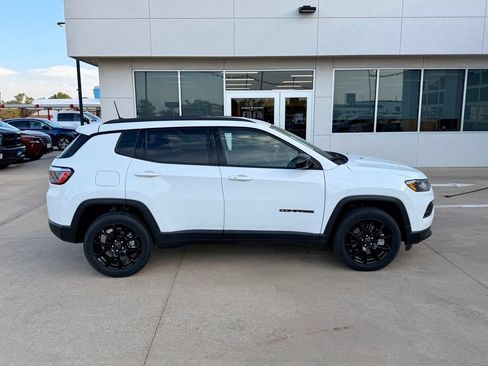 Used 2025 Jeep Compass Latitude w/ Convenience Group AWD/4WD image 3