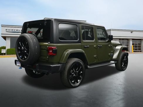 Used 2023 Jeep Wrangler Unlimited Sahara w/ Cold Weather Group AWD/4WD image 5