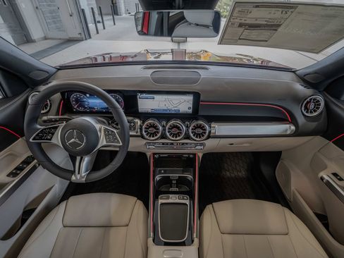 Used 2026 Mercedes-Benz GLB 250 4MATIC image 8