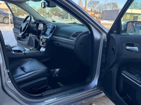 Used 2017 Chrysler 300 C image 5