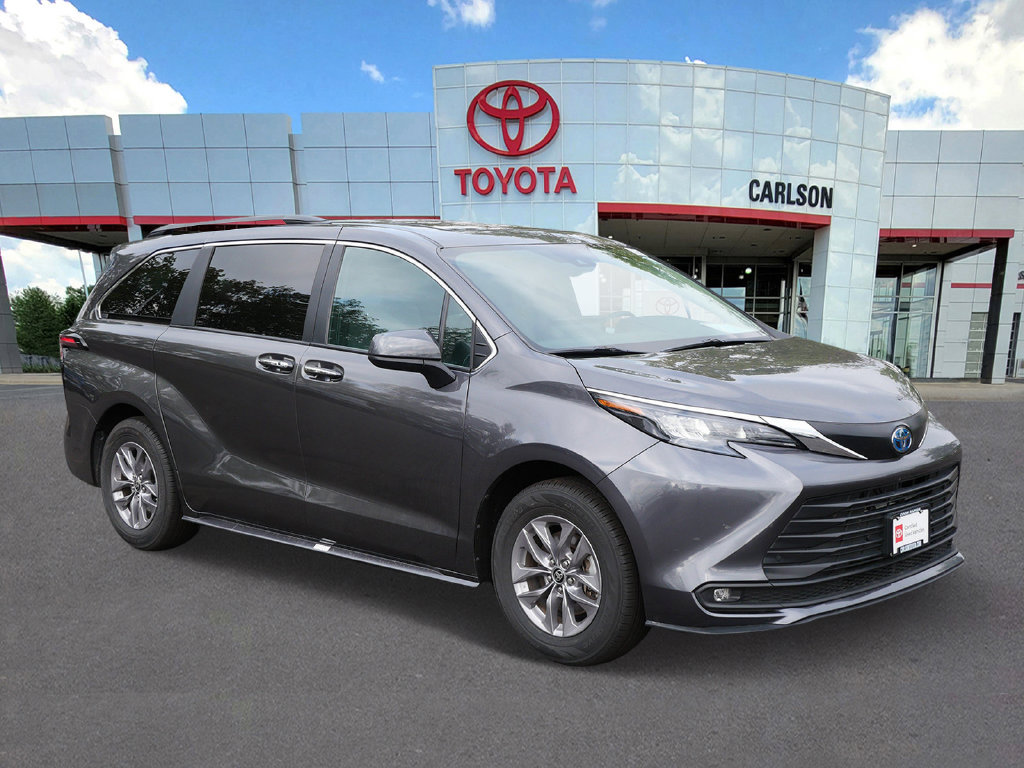Certified 2025 Toyota Sienna XLE FWD image 2