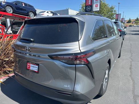 Used 2026 Toyota Sienna XLE FWD image 4