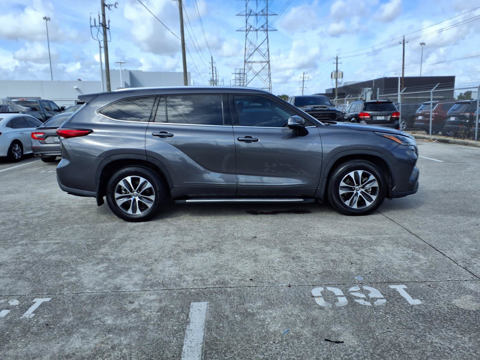 Used 2021 Toyota Highlander XLE FWD image 29