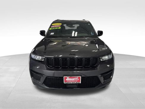 Used 2025 Jeep Grand Cherokee Altitude AWD/4WD image 7