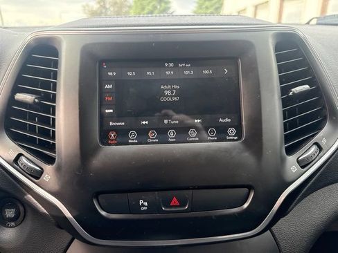 Used 2019 Jeep Cherokee Latitude Plus w/ Cold Weather Group AWD/4WD image 2