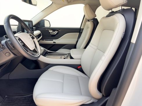 Used 2025 Lincoln Aviator 2WD image 5