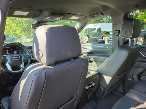 Used 2024 GMC Yukon SLT AWD/4WD image 16