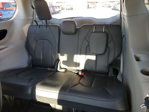 Used 2020 Chrysler Pacifica Touring-L image 35