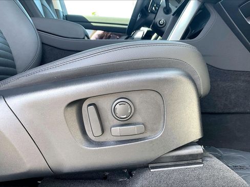 Used 2025 Land Rover Discovery Sport S image 35