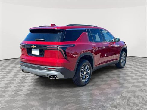 Used 2025 Chevrolet Traverse LT image 5