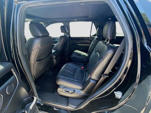 Used 2025 Honda Pilot TrailSport image 23