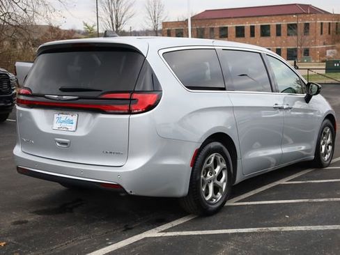 Used 2024 Chrysler Pacifica Limited image 5