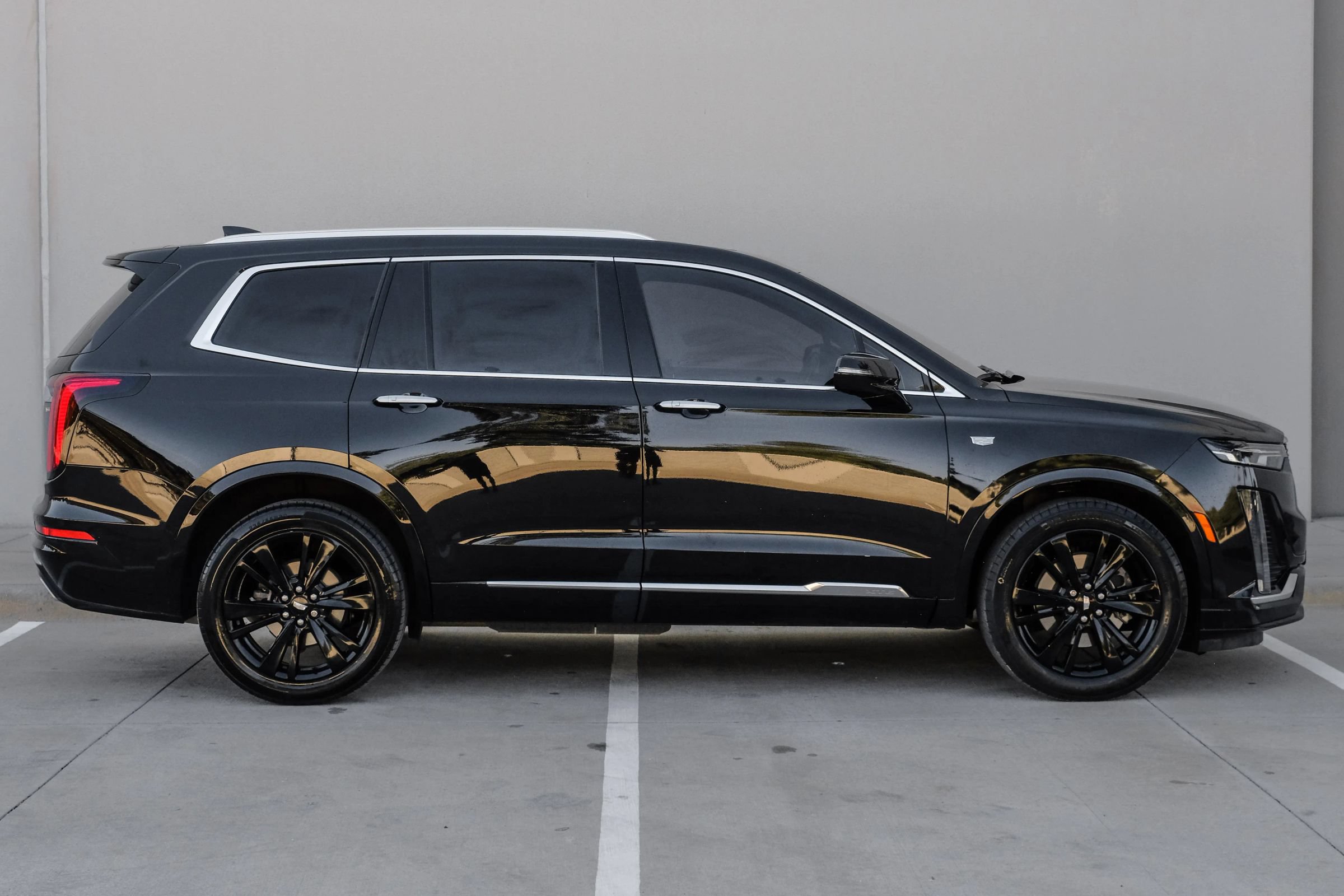 Used 2023 Cadillac XT6 Premium Luxury w/ LPO, Floor Liner Package FWD image 11
