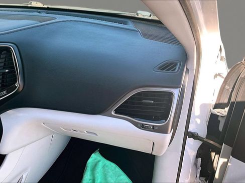 Used 2019 Jeep Cherokee Limited w/ Technology Group FWD image 16
