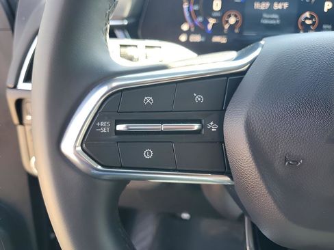 Used 2025 Chevrolet Suburban Z71 image 33