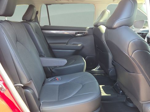Certified 2021 Toyota Highlander Limited AWD/4WD image 16