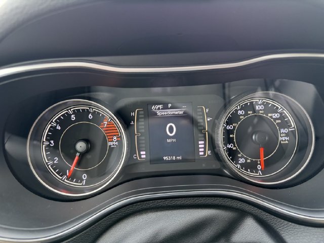 Used 2019 Jeep Cherokee Latitude Plus w/ Comfort/Convenience Group AWD/4WD image 20