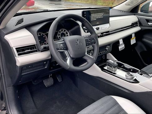 New 2025 Mitsubishi Outlander SE image 6