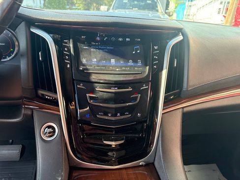 Used 2020 Cadillac Escalade 2WD image 15