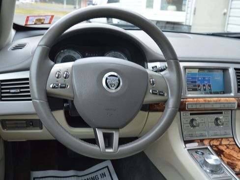 Used 2010 Jaguar XF Premium image 32