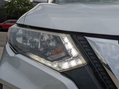 Used 2018 Nissan Rogue SV w/ Premium Package FWD image 11