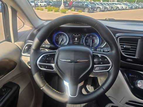 Used 2022 Chrysler Voyager LX FWD image 16