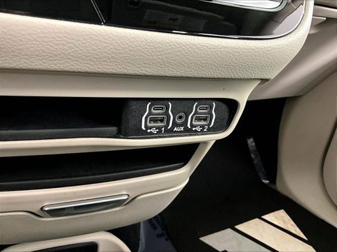 Used 2023 Chrysler Pacifica Touring-L FWD image 16