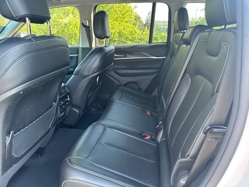 Used 2023 Jeep Grand Cherokee Limited w/ Black Appearance Package AWD/4WD image 14