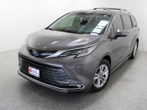 Used 2024 Toyota Sienna Limited FWD image 2