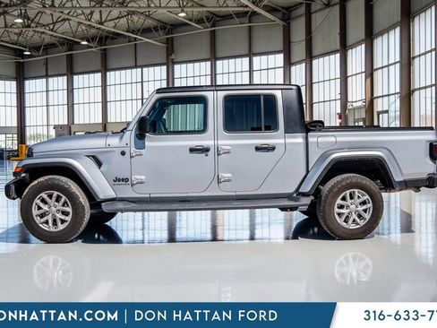 Used 2023 Jeep Gladiator Sport image 2