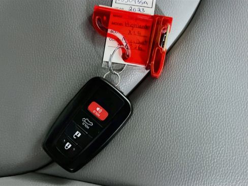 Used 2023 Toyota Highlander XLE FWD image 35