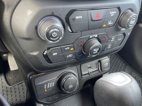 Used 2023 Jeep Renegade Latitude AWD/4WD image 21