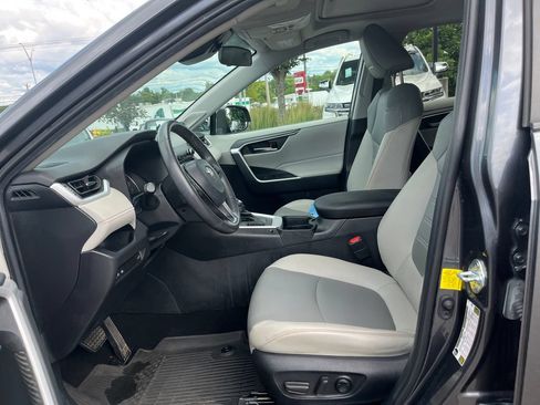 Used 2021 Toyota RAV4 XLE Premium FWD image 9