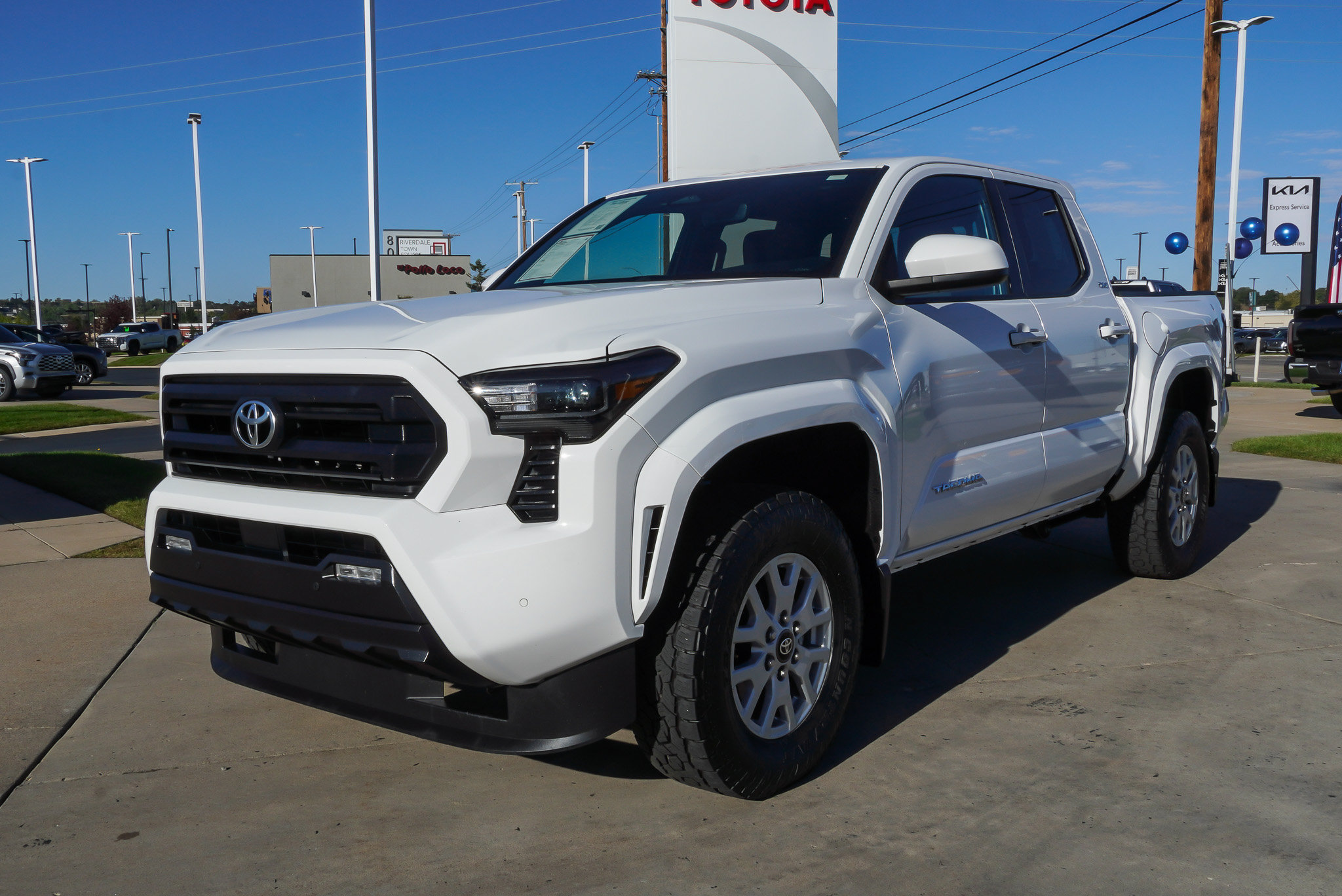 Certified 2024 Toyota Tacoma SR5 AWD/4WD image 4