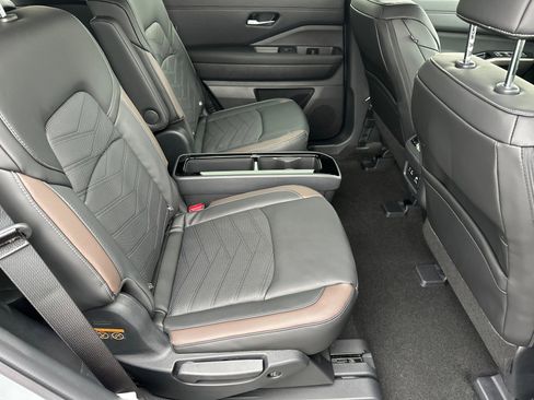 New 2025 Nissan Pathfinder Platinum image 16
