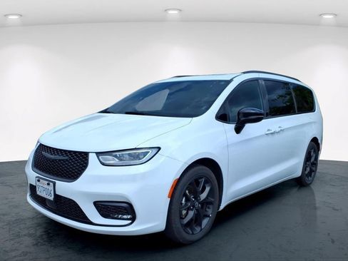 Used 2025 Chrysler Pacifica Limited FWD image 4