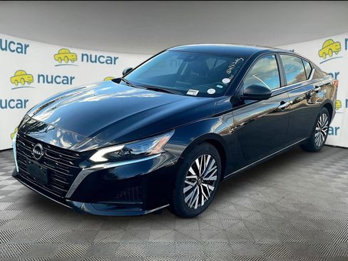 Used 2024 Nissan Altima 2.5 SV image 2
