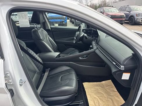 Used 2025 Hyundai Elantra Limited FWD image 10