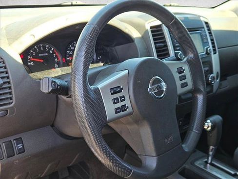 Used 2015 Nissan Frontier SV RWD image 9