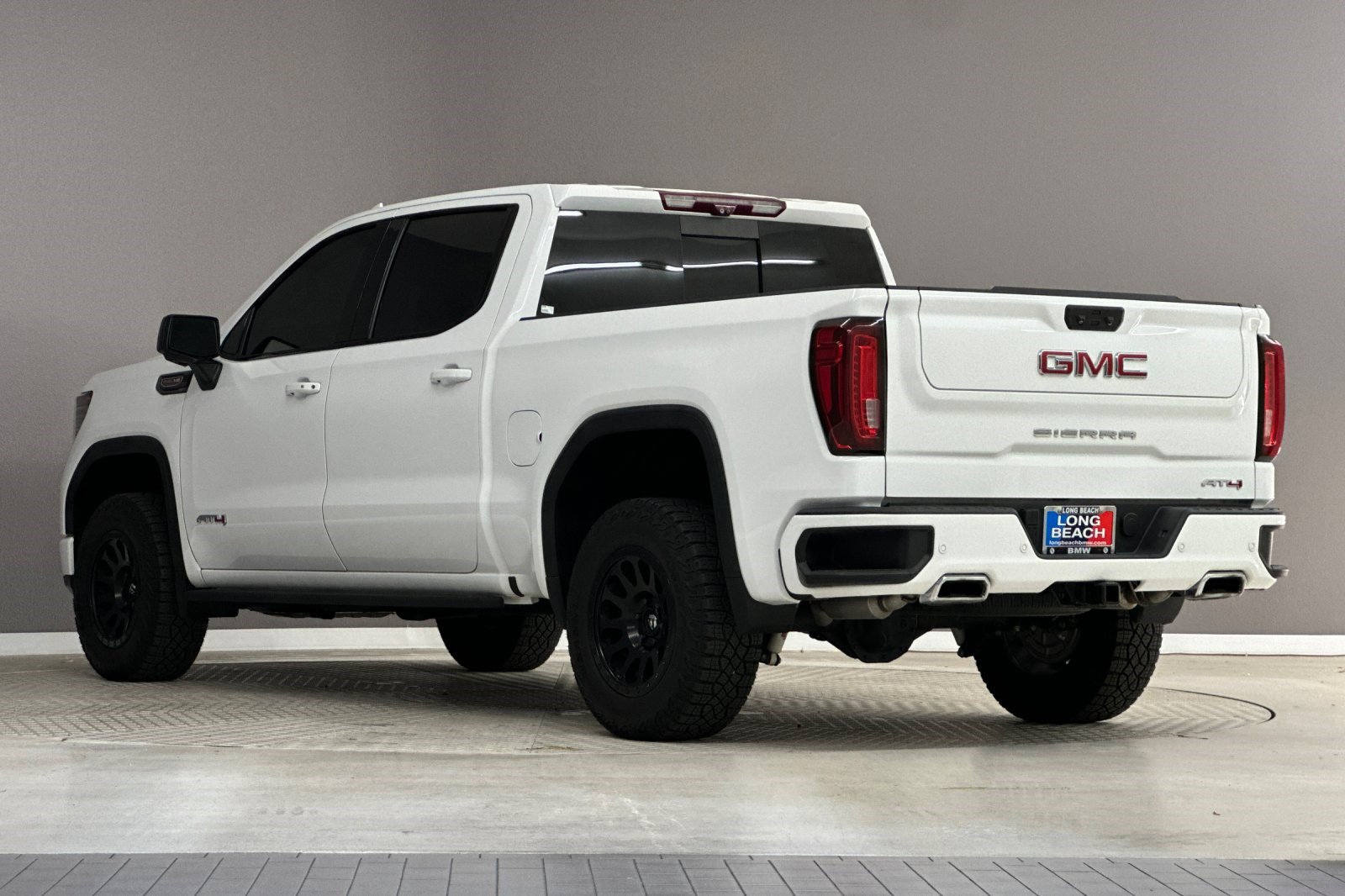 Used 2023 GMC Sierra 1500 AT4 w/ Technology Package AWD/4WD image 3