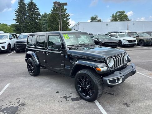 Used 2025 Jeep Wrangler Unlimited Sahara w/ Safety Group AWD/4WD image 2