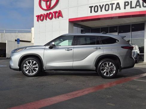 Used 2023 Toyota Highlander Limited FWD image 12