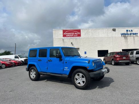 Used 2012 Jeep Wrangler Unlimited Sahara w/ Dual Top Group AWD/4WD image 31