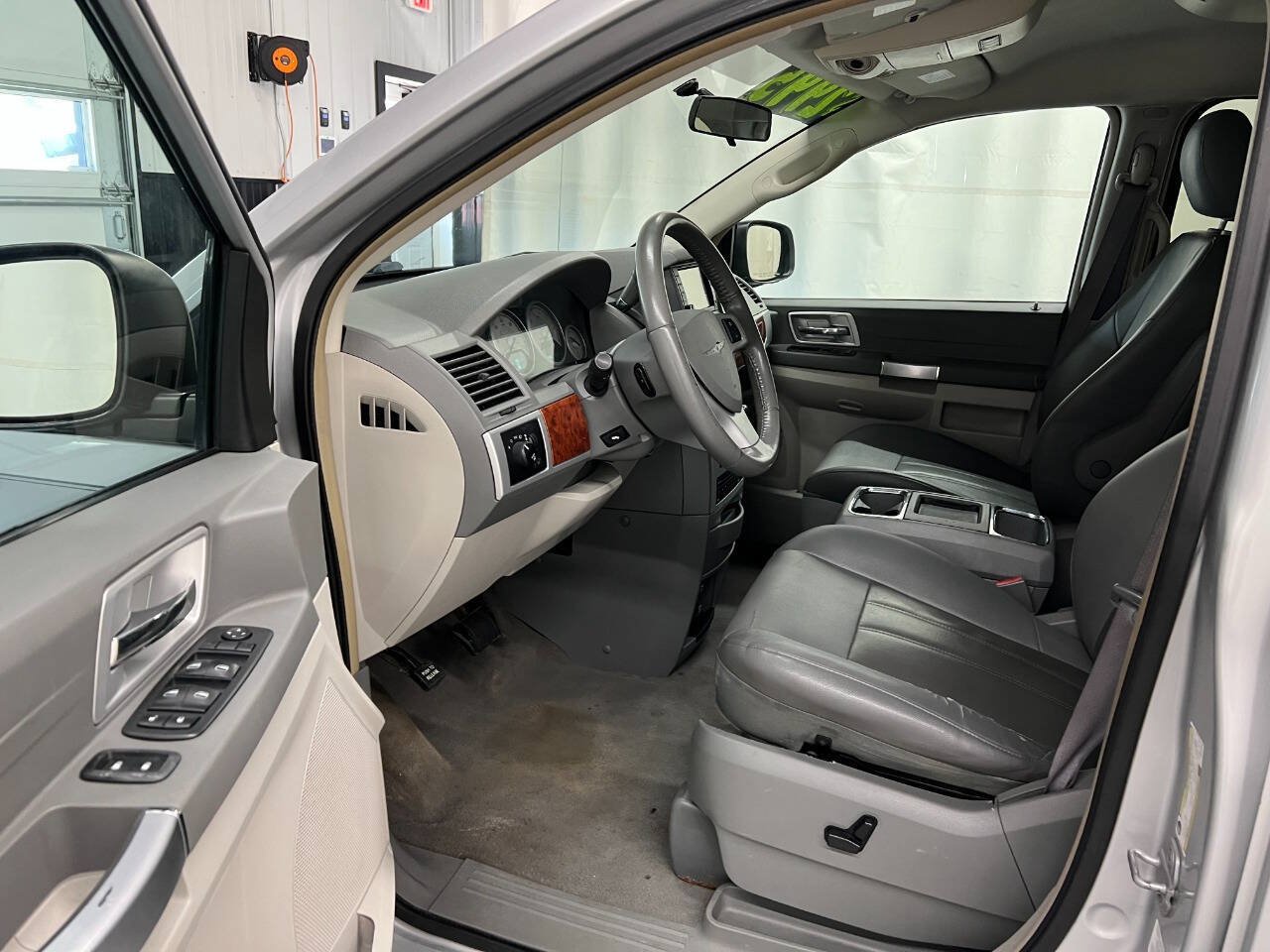 Used 2008 Chrysler Town & Country Touring FWD image 6