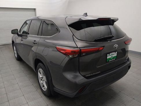 Used 2021 Toyota Highlander LE AWD/4WD image 5